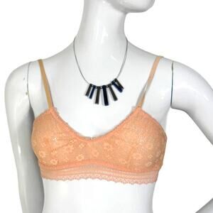 Victoria's Secret bralette brasier XS peach color lace material